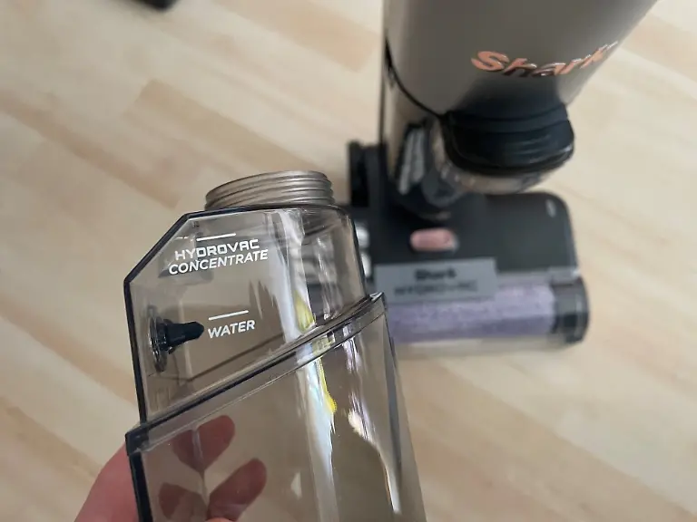 Test Wischsauger Shark Frischwasserbehälter Anzeige Reinigungsflüssigkeit